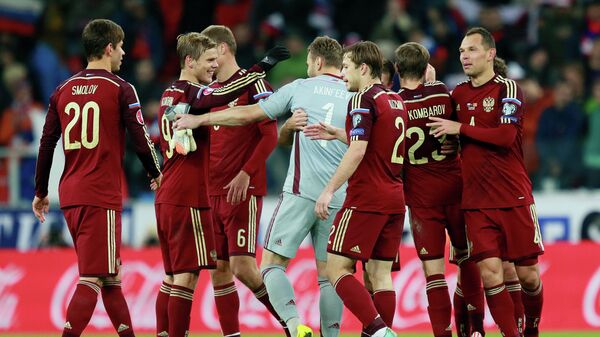 Футболисты сборной России радуются победе над командой Черногории в квалификации ЕВРО-2016
