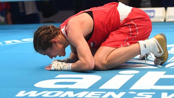 Лилия Аетбаева (Россия), победившая в финальном поединке в весовой категории до 51 кг Бусе Чакыроглу (Турция)  на чемпионате мира по боксу AIBA среди женщин в Улан-Удэ.