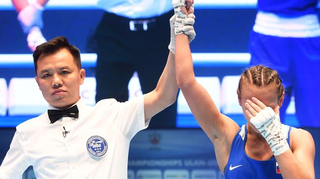 Екатерина Пальцева (Россия), победившая в поединке полуфинала в весовой категории до 48 кг против Деми Рестан (Англия) на чемпионате мира по боксу AIBA среди женщин в Улан-Удэ.