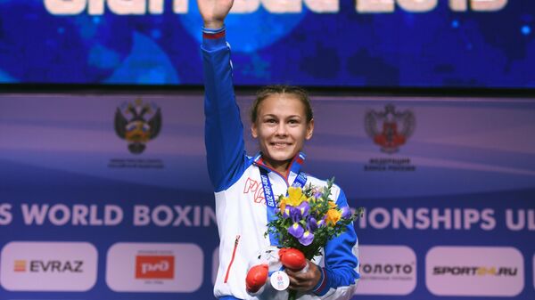 Екатерина Пальцева (Россия), завоевавшая золотую медаль в весовой категории до 48 кг на чемпионате мира по боксу AIBA среди женщин в Улан-Удэ, на церемонии награждения 