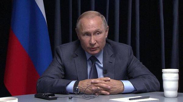 Президент России Владимир Путин во время интервью телеканалам RT Arabic, Sky News и Al Arabiya перед визитом в Саудовскую Аравию и Объединенные Арабские Эмираты