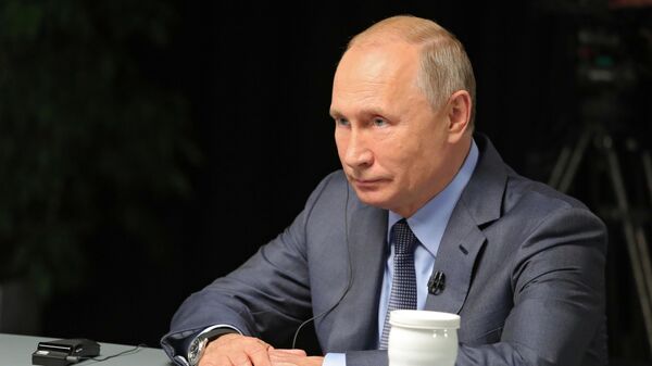 Президент РФ Владимир Путин дает интервью телеканалам RT Arabic, Sky News и Al Arabiya