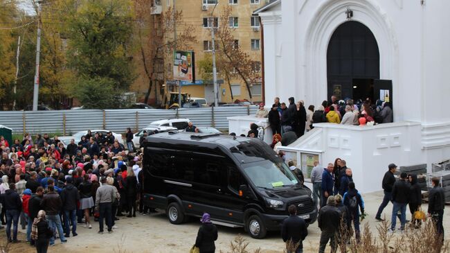 Люди у храма Первоверховных апостолов Петра и Павла в Саратове, где проходит отпевание убитой девятилетней Лизы Киселевой