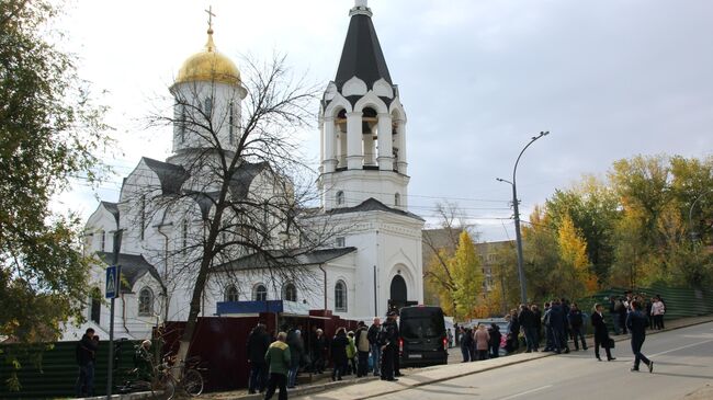 Люди идут в храм Первоверховных апостолов Петра и Павла в Саратове, где проходит отпевание убитой 9-летней Лизы Киселевой