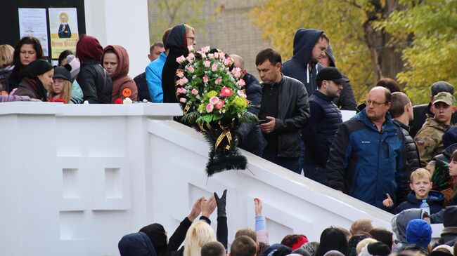 Люди у храма Первоверховных апостолов Петра и Павла в Саратове, где проходит отпевание убитой 9-летней Лизы Киселевой