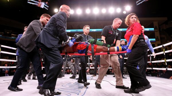 Боксера Патрика Дэя уносят с ринга после нокаута