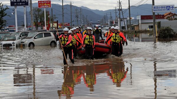 Спасатели обыскивают затопленную территорию после тайфуна Хагибис, Япония. 14 октября 2019