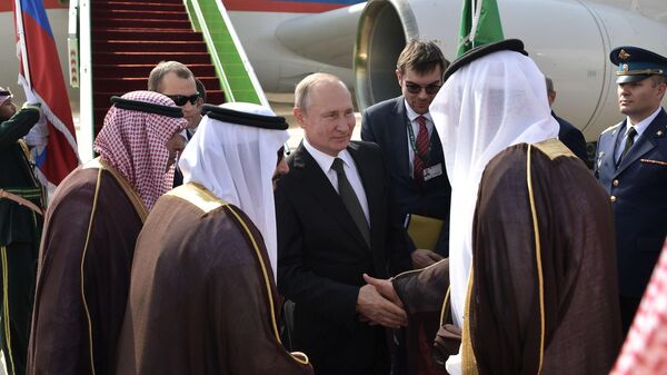 Президент РФ Владимир Путин во время встречи в аэропорту имени короля Халеда в Эр-Рияде