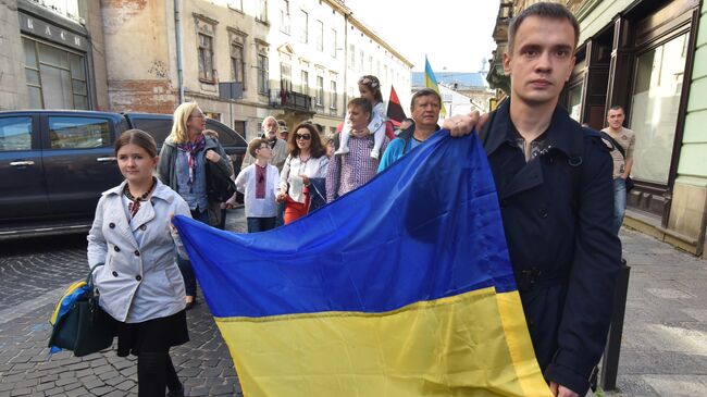 Участники марша Нет капитуляции!, приуроченного ко Дню защитника Украины во Львове