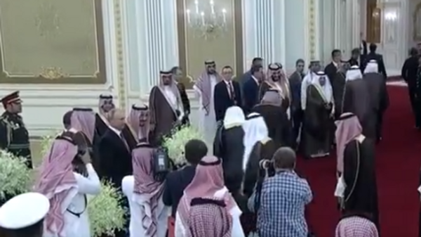 На рукопожатие к Путину собралась очередь саудовцев (скриншот видео)