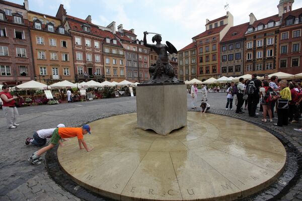 Статуя Сирены на Рыночной площади Старого города в Варшаве