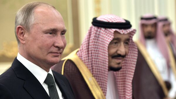 Президент РФ Владимир Путин и король Саудовской Аравии Сальман бен Абдель Азиз аль Сауд на церемонии официальной встречи