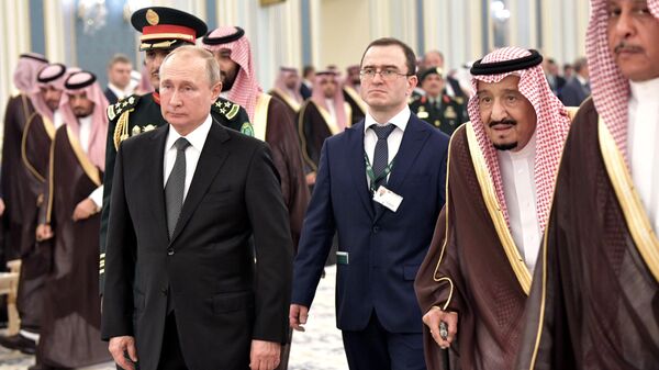 Президент РФ Владимир Путин и король Саудовской Аравии Сальман бен Абдель Азиз аль Сауд на церемонии официальной встречи