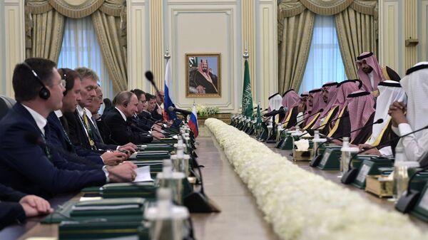 Президент РФ Владимир Путин и король Саудовской Аравии Сальман бен Абдель Азиз аль Сауд на российско-саудовских переговорах