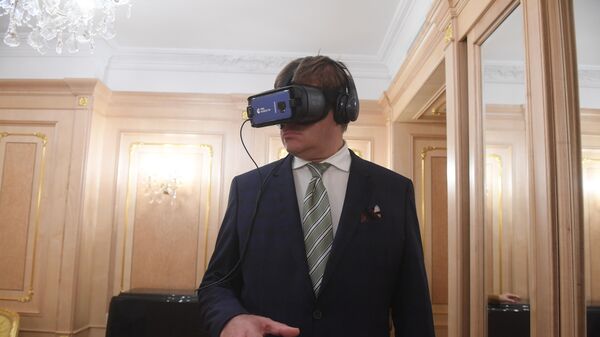 Спортивный комментатор Дмитрий Губерниев тестирует VR-очки в презентационной зоне РИА.Lab на Международном благотворительном фестивале Белая трость в Государственном Кремлевском дворце (ГКД) в Москве.