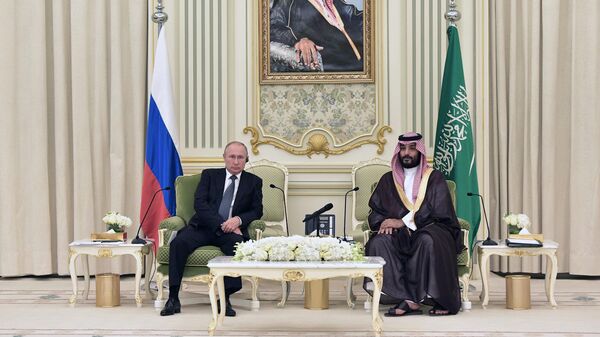 Президент РФ Владимир Путин и наследный принц Саудовской Аравии, министр обороны королевства Саудовская Аравия Мухаммед бен Сальман аль Сауд во время встречи