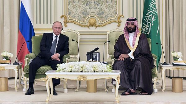 Президент РФ Владимир Путин и наследный принц Саудовской Аравии, министр обороны королевства Саудовская Аравия Мухаммед бен Сальман аль Сауд во время встречи
