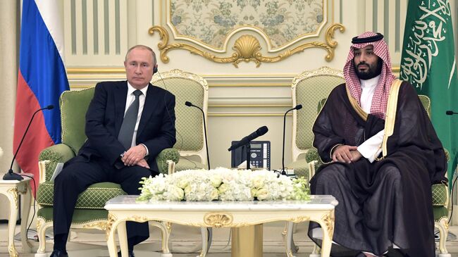 Президент РФ Владимир Путин и наследный принц Саудовской Аравии, министр обороны королевства Саудовская Аравия Мухаммед бен Сальман аль Сауд