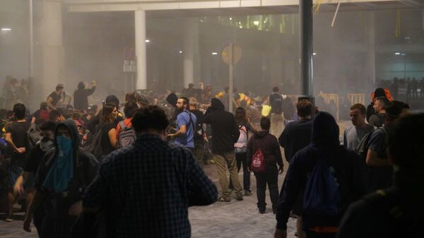 Протестующие в Барселоне пытаются заблокировать выход из аэропорта