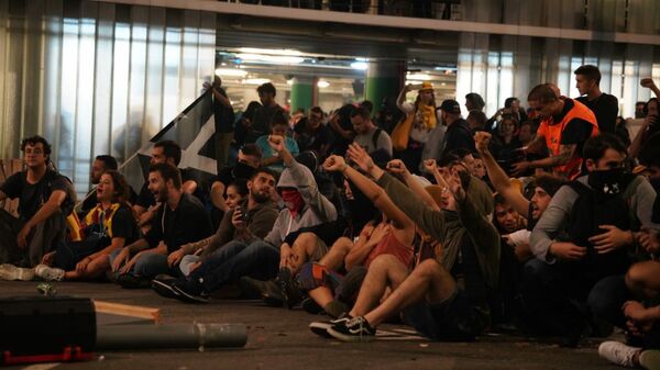 Протестующие в Барселоне пытаются заблокировать выход из аэропорта