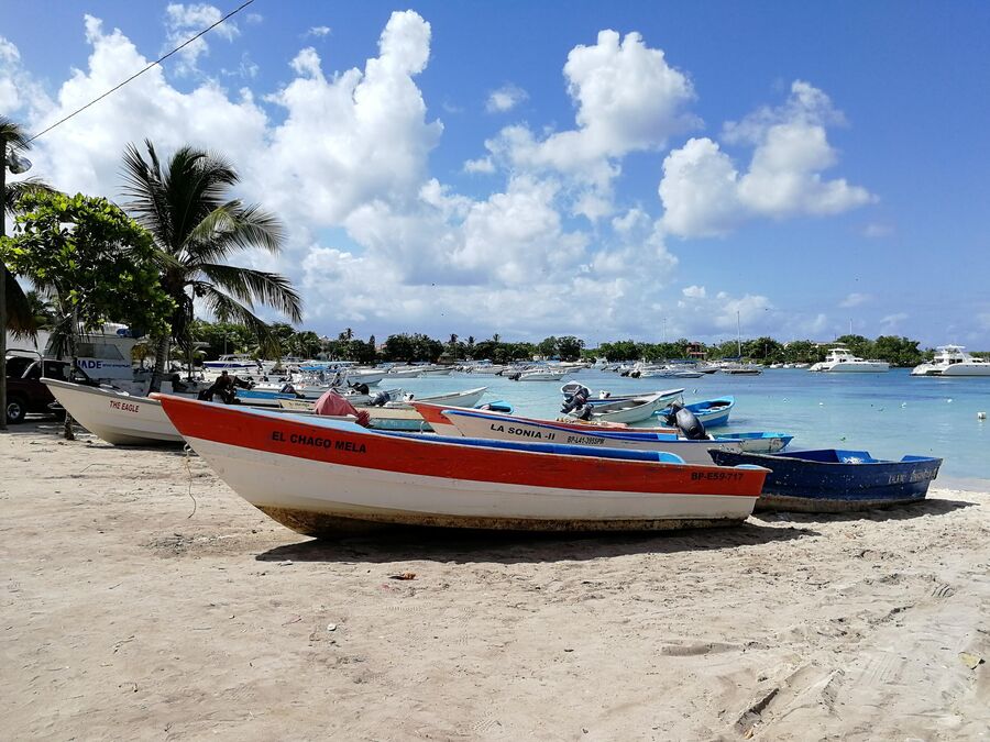 Доминикана. Экскурсии на остров Саона начинаются от рыбацкой деревни Байяибе