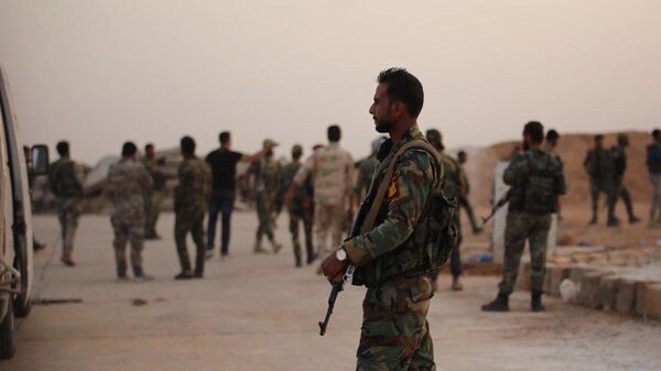 Сирийские военные на территории военного аэропорта Табка в провинции Ракка