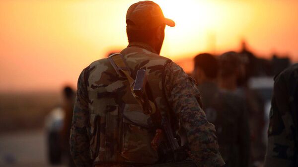 Сирийские военные на территории военного аэропорта Табка в провинции Ракка
