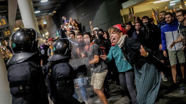 Столкновения протестующих с полицейскими в аэропорту Эль-Прат, Барселона