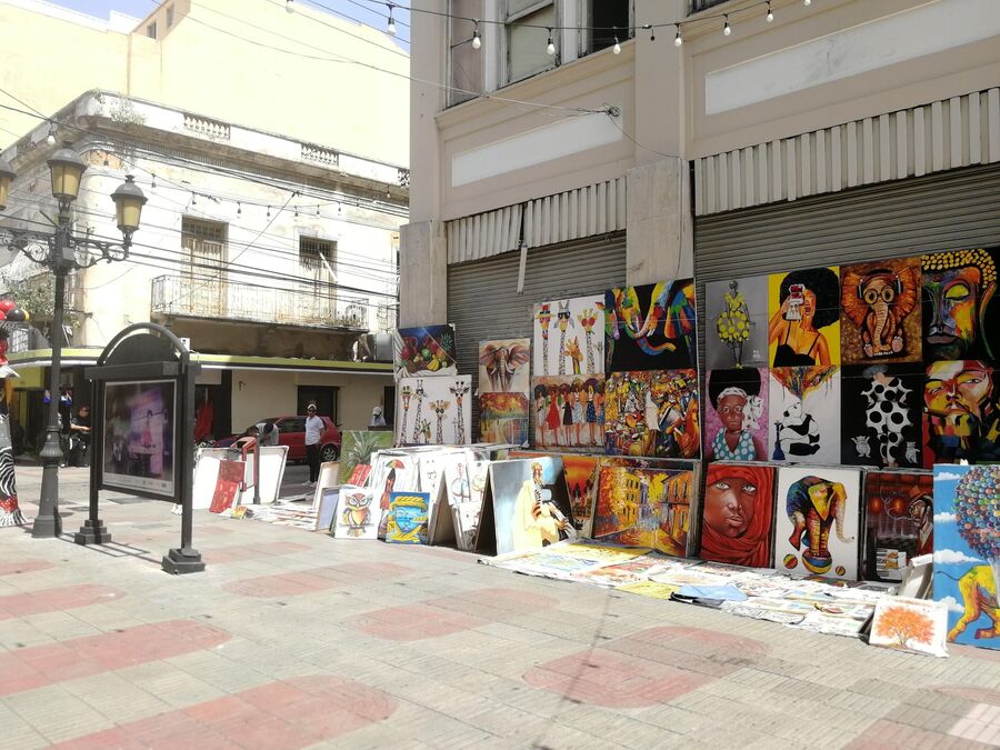 Санто-Доминго. На бульваре Эль Конде продаются картины местных художников