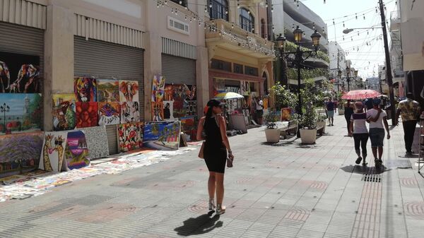 Санто-Доминго. Туристы на бульваре Эль Конде