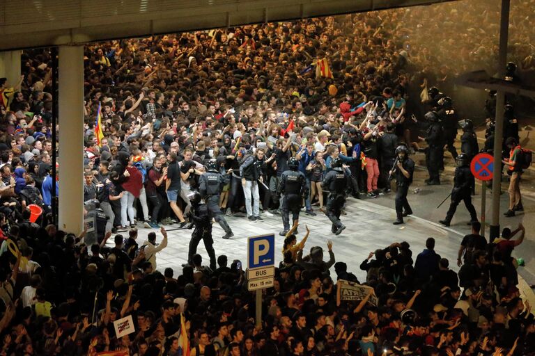 Столкновения протестующих с полицейскими в аэропорту Эль-Прат, Барселона