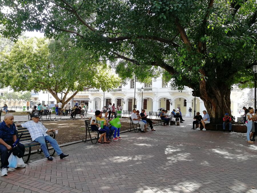 Жители Санто-Доминго на главной площади Санто-Доминго Парк Колон