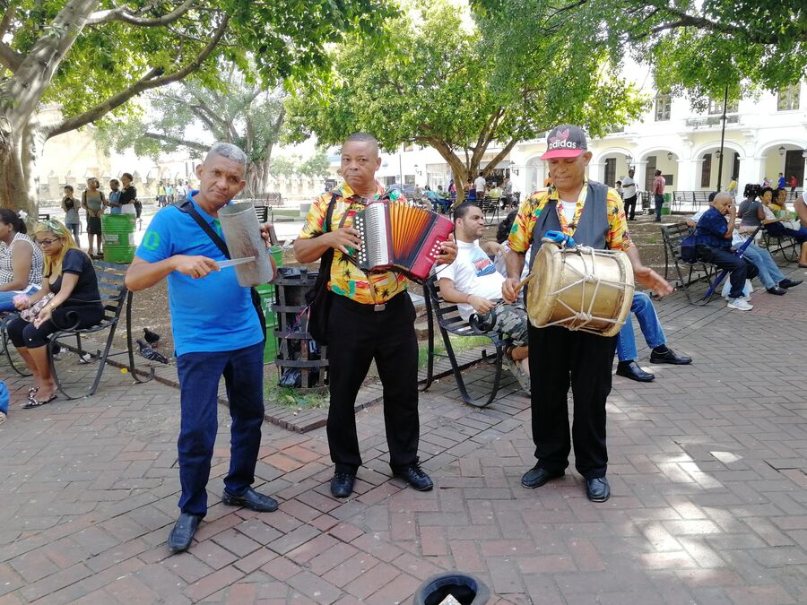 Уличные музыканты на главной площади Санто-Доминго Парк Колон