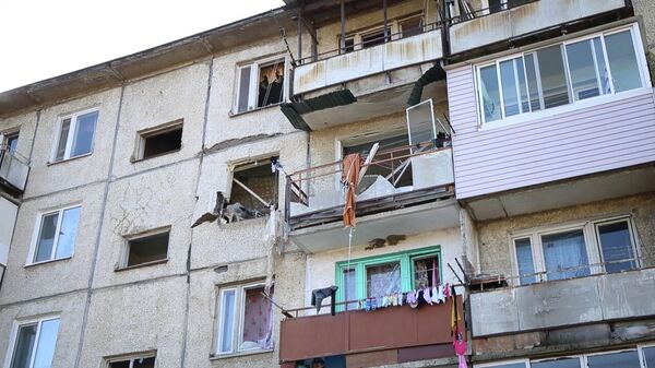 Последствия обрушения перекрытий в жилом доме № 23 на улице Авиаторов в поселке Новонежино