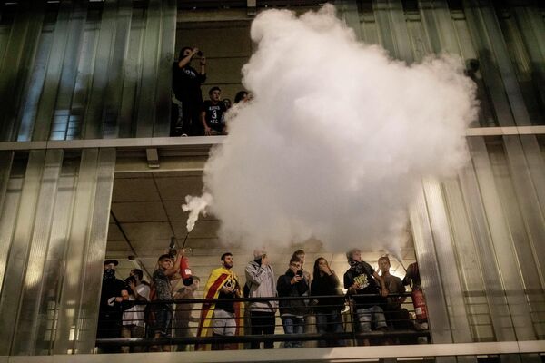 Столкновения протестующих с полицейскими в аэропорту Эль-Прат, Барселона