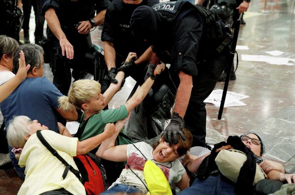 Столкновения протестующих с полицией, Каталония. 