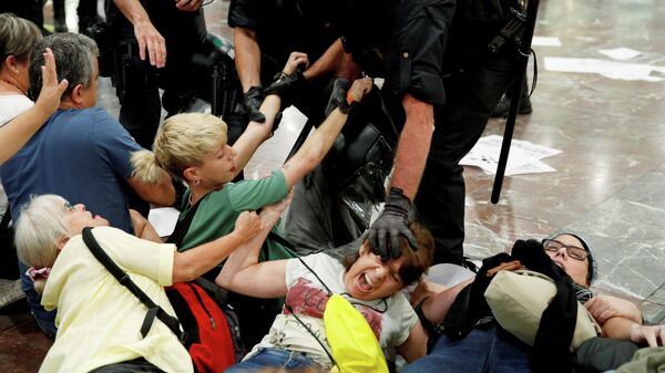 Столкновения протестующих с полицией, Каталония. 