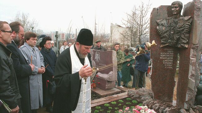 Панихида на могиле журналиста Дмитрия Холодова на Троекуровском кладбище в Москве. 17 октября 1995