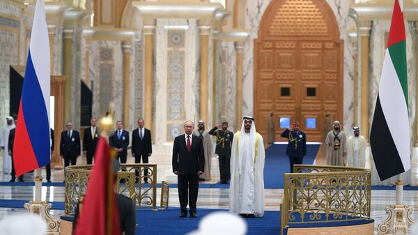 Президент РФ Владимир Путин и наследный принц Абу-Даби Мухаммед бен Заид Аль Нахайян на церемонии официальной встречи
