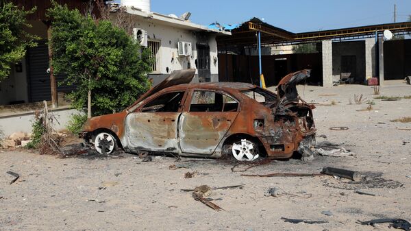 Сгоревший в результате вооруженных столкновений автомобиль в Триполи, Ливия. 14 октября 2019