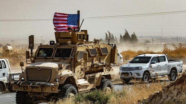 Американский военный бронеавтомобиль в районе сирийско-турецкой границы
