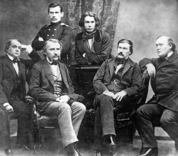 Сотрудники литературного и общественно-политического журнала Современник. Сидят (слева направо): И. Гончаров, И. Тургенев. Стоит слева Л. Толстой Сотрудники литературного и общественно-политического журнала Современник. Сидят (слева направо): И. Гончаров, И. Тургенев. Стоит слева Л. Толстой