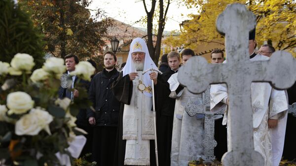 Патриарх Московский и всея Руси Кирилл проводит заупокойную литию на могиле митрополита Никодима  в Санкт-Петербурге