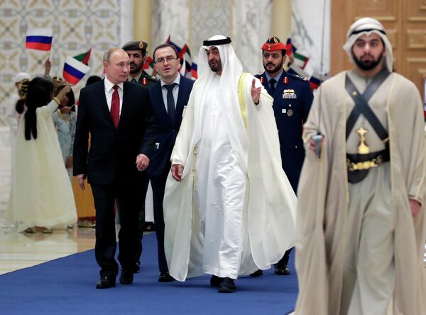 Президент РФ Владимир Путин и наследный принц Абу-Даби, заместитель верховного главнокомандующего вооружёнными силами ОАЭ Мухаммед бен Заид Аль Нахайян на церемонии официальной встречи