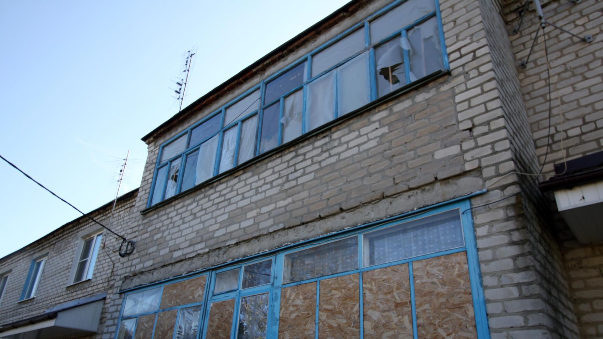 Окна жилого дома в поселке Ясное Донецкой области, пострадавшие в результате обстрела - РИА Новости, 1920, 28.04.2022