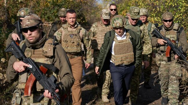 Президент Украины Владимир Зеленский во время визита в Донецкую область