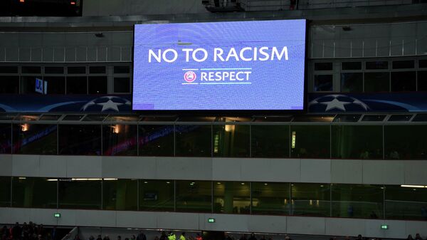 Табло с призывом УЕФА Нет расизму