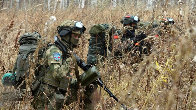 Военнослужащие отрядов специального назначения Росгвардии и Китайской Народной Республики ведут поиск группы условных террористов во время совместных антитеррористических учений Сотрудничество-2019