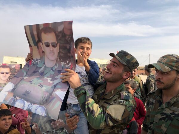 Жители пригорода Манбиджа встречают сирийскую армию
