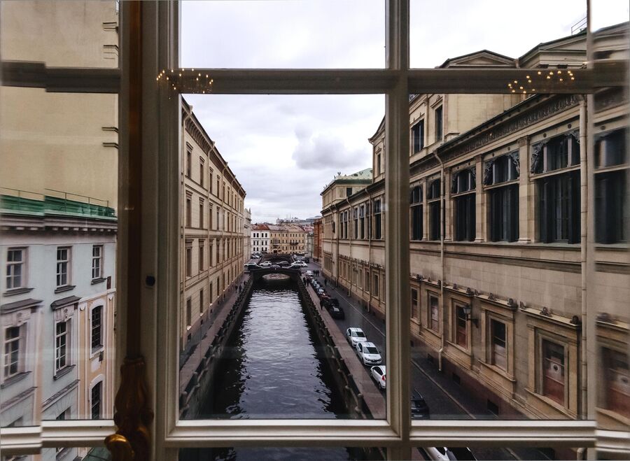 Вид на канал из окон фойе Эрмитажного театра в Санкт-Петербурге